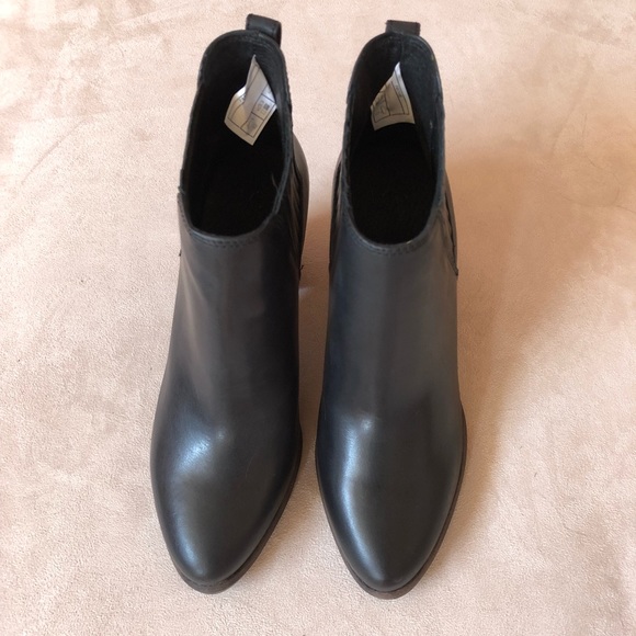 ❌ SOLD ❌ NIB UGG Poppy Ankle Boots - Picture 2 of 7